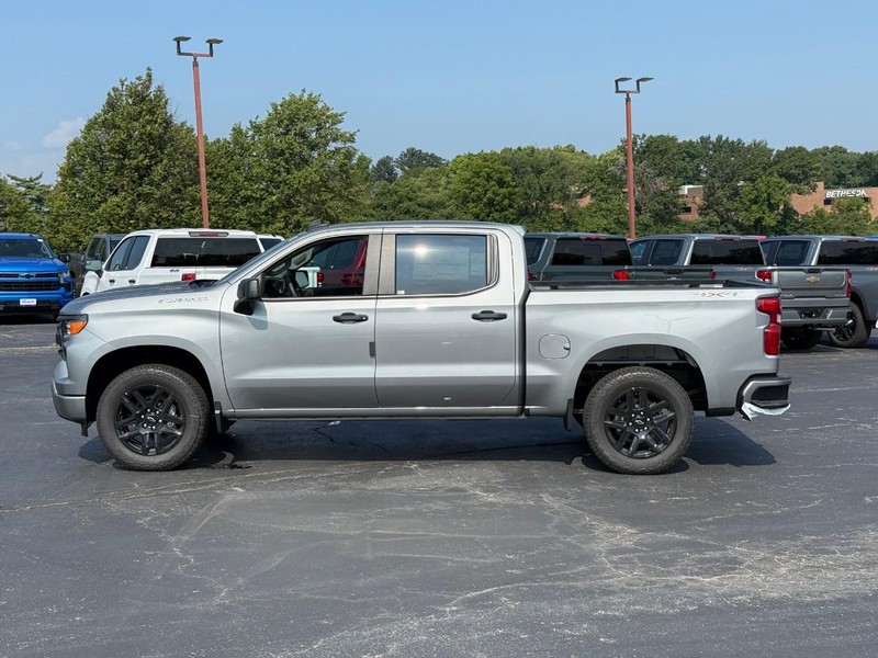 Chevrolet Silverado 1500 Vehicle Full-screen Gallery Image 2
