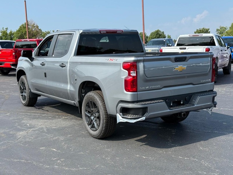 Chevrolet Silverado 1500 Vehicle Full-screen Gallery Image 3