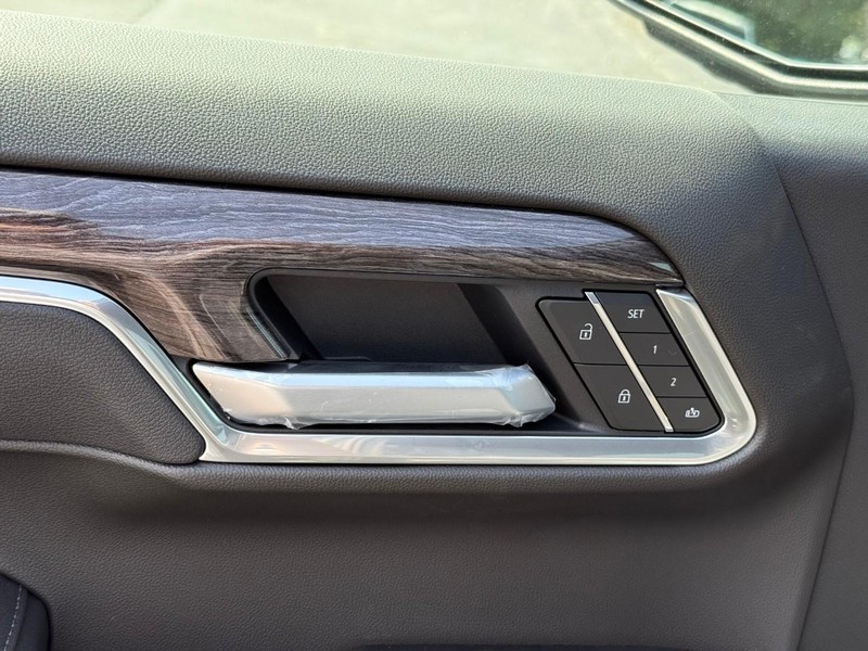 Chevrolet Silverado 1500 Vehicle Full-screen Gallery Image 11