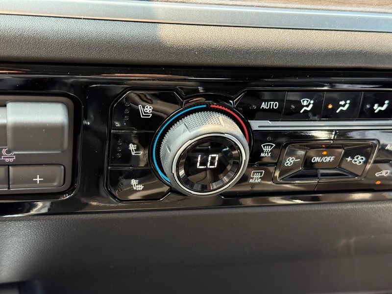 Chevrolet Silverado 1500 Vehicle Full-screen Gallery Image 15