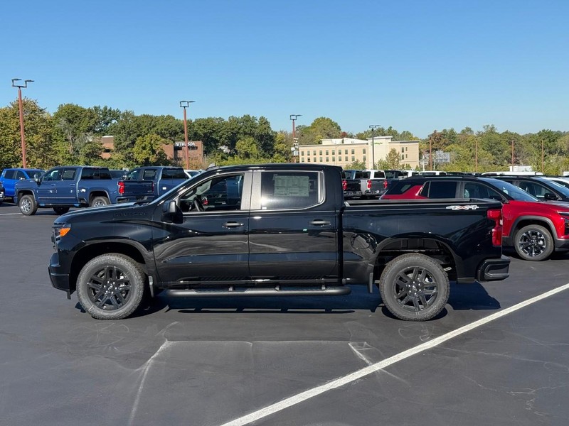 Chevrolet Silverado 1500 Vehicle Full-screen Gallery Image 2