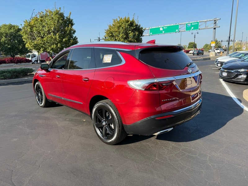 Buick Enclave Vehicle Full-screen Gallery Image 3