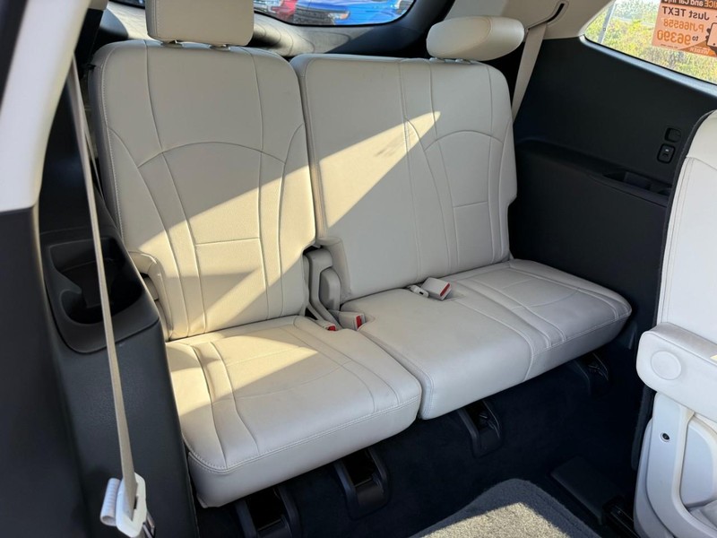 Buick Enclave Vehicle Full-screen Gallery Image 11