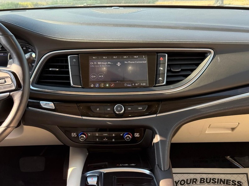 Buick Enclave Vehicle Full-screen Gallery Image 15
