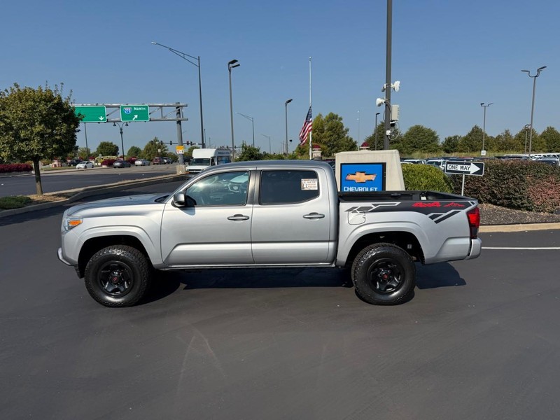 Toyota Tacoma 4WD Vehicle Full-screen Gallery Image 2