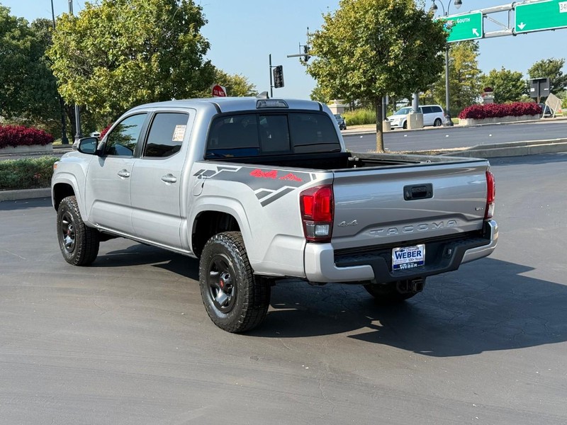 Toyota Tacoma 4WD Vehicle Full-screen Gallery Image 3