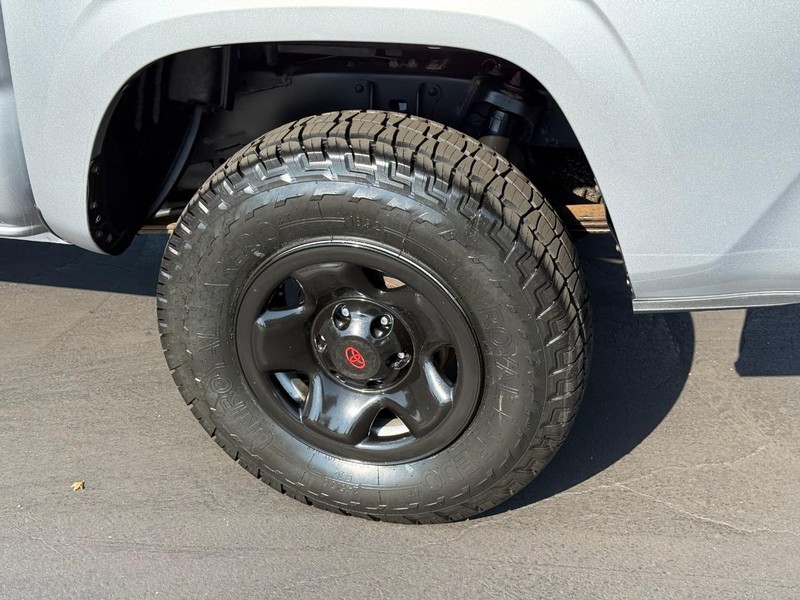 Toyota Tacoma 4WD Vehicle Full-screen Gallery Image 4