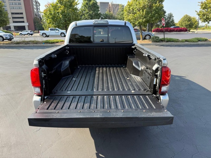 Toyota Tacoma 4WD Vehicle Full-screen Gallery Image 5