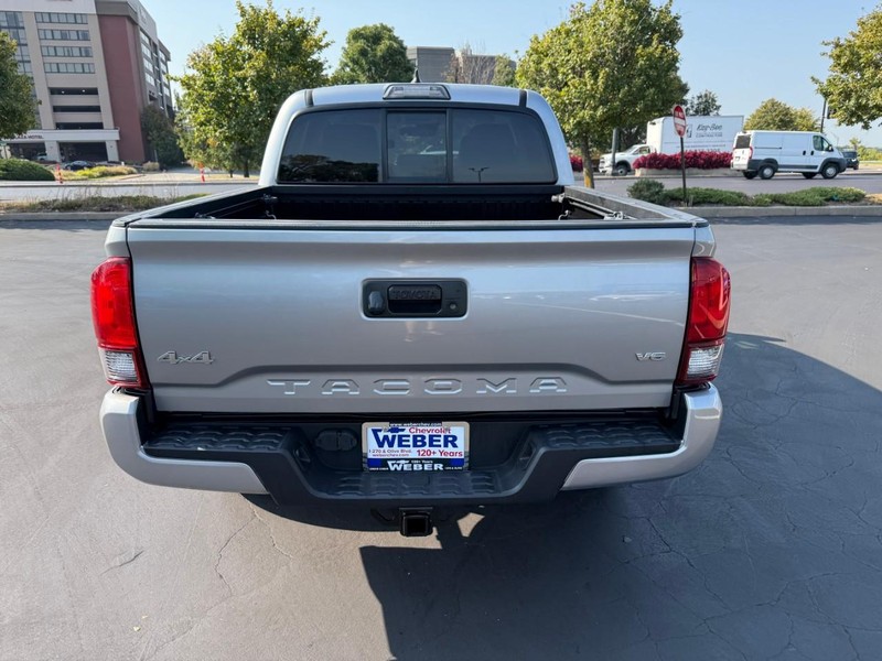 Toyota Tacoma 4WD Vehicle Full-screen Gallery Image 6