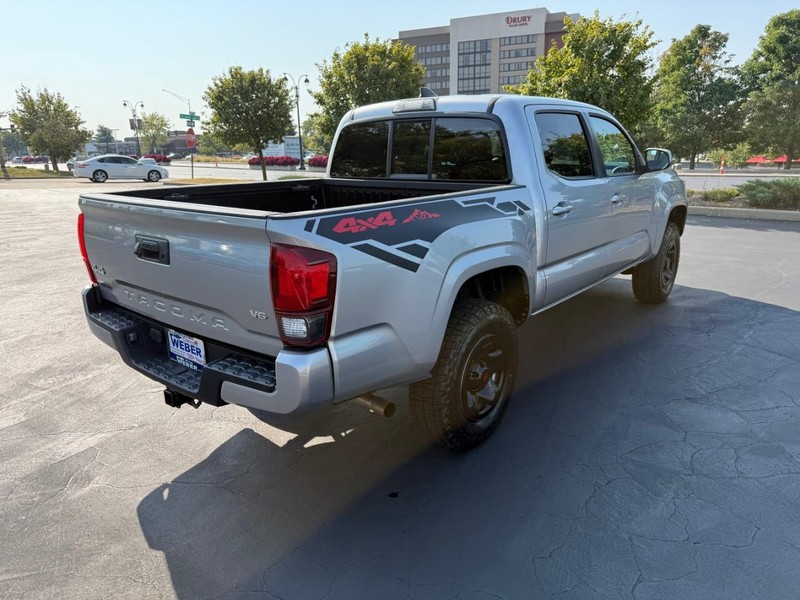 Toyota Tacoma 4WD Vehicle Full-screen Gallery Image 7
