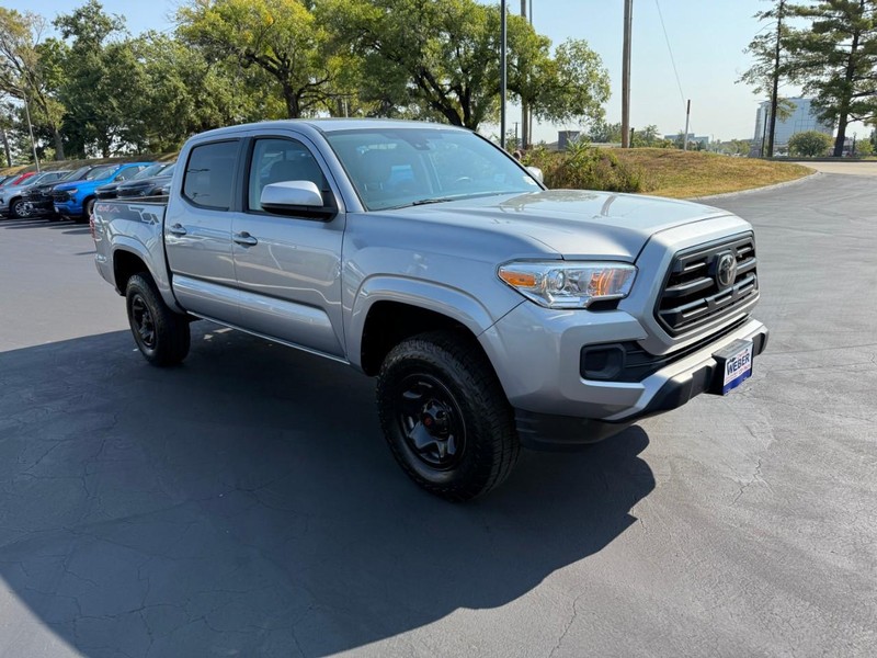 Toyota Tacoma 4WD Vehicle Full-screen Gallery Image 8