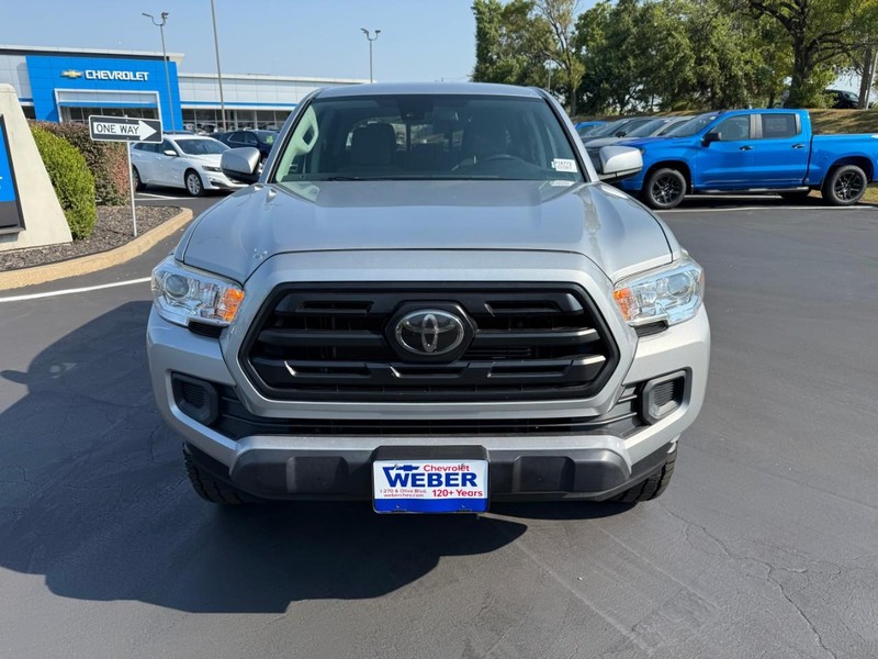 Toyota Tacoma 4WD Vehicle Full-screen Gallery Image 9