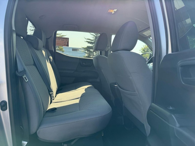 Toyota Tacoma 4WD Vehicle Full-screen Gallery Image 10