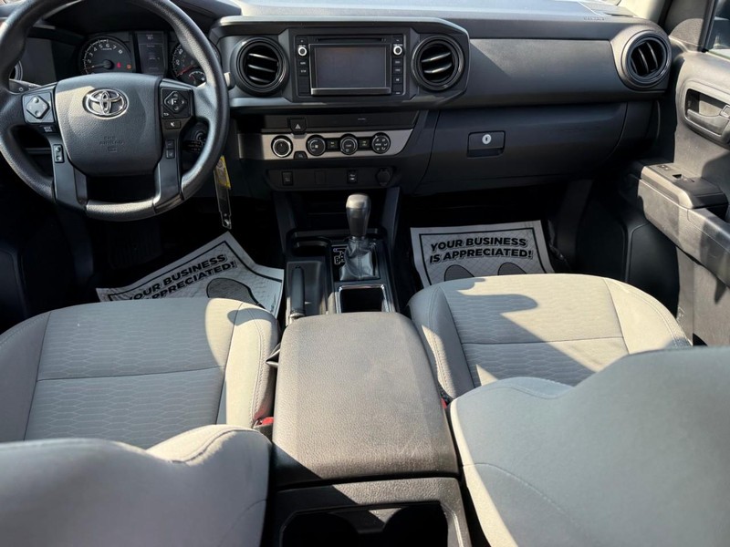 Toyota Tacoma 4WD Vehicle Full-screen Gallery Image 11