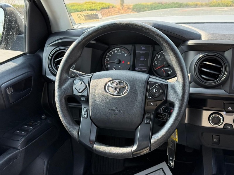 Toyota Tacoma 4WD Vehicle Full-screen Gallery Image 12