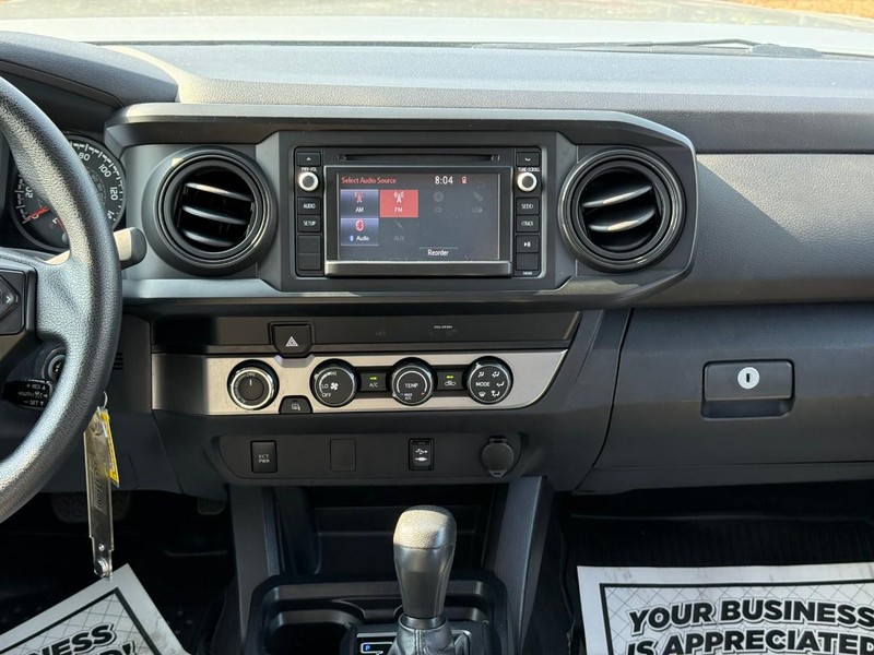 Toyota Tacoma 4WD Vehicle Full-screen Gallery Image 13