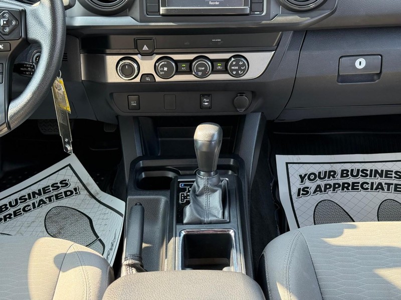 Toyota Tacoma 4WD Vehicle Full-screen Gallery Image 14