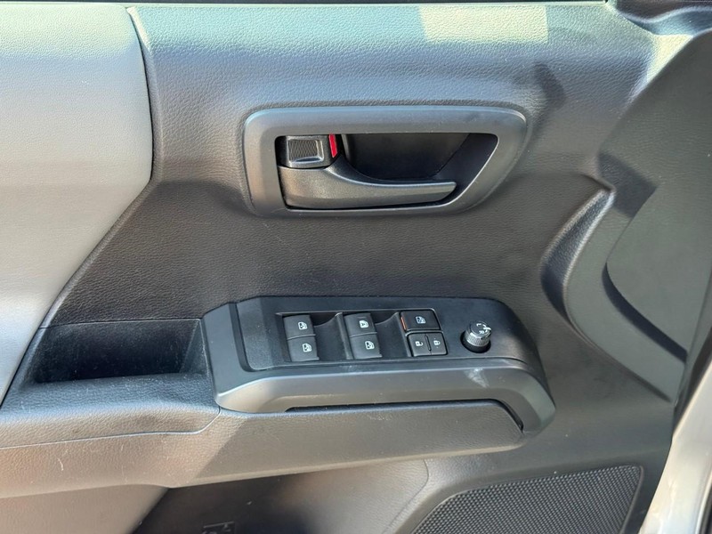 Toyota Tacoma 4WD Vehicle Full-screen Gallery Image 15