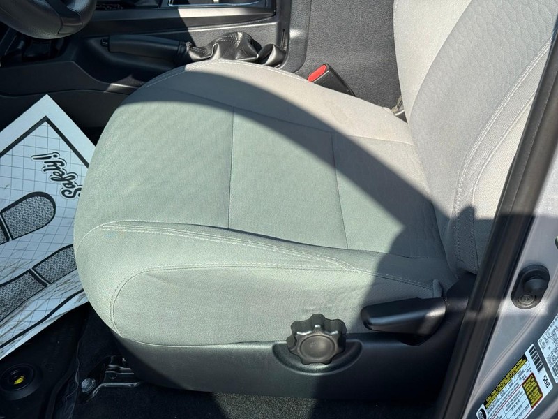 Toyota Tacoma 4WD Vehicle Full-screen Gallery Image 16