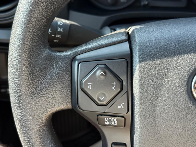 Toyota Tacoma 4WD Vehicle Full-screen Gallery Image 17