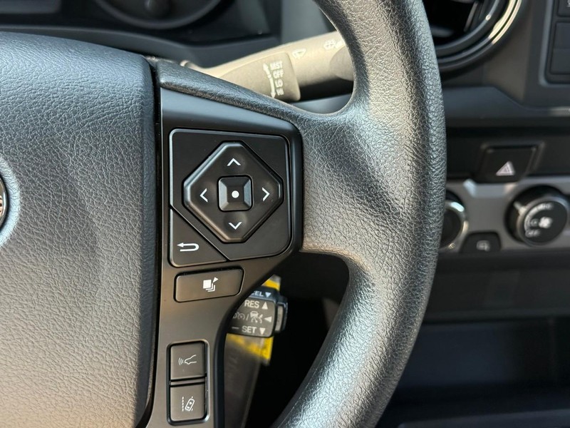 Toyota Tacoma 4WD Vehicle Full-screen Gallery Image 18