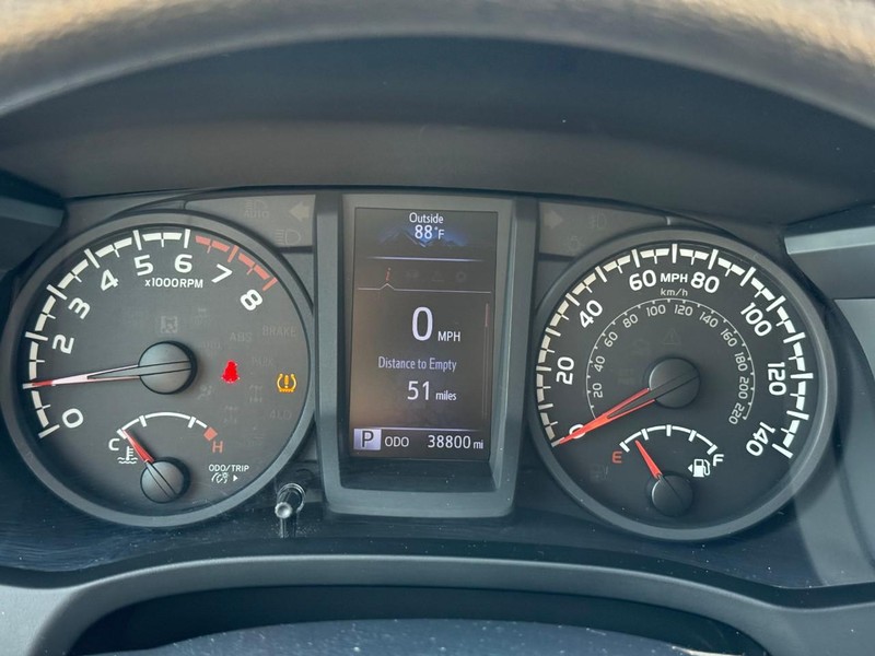 Toyota Tacoma 4WD Vehicle Full-screen Gallery Image 19