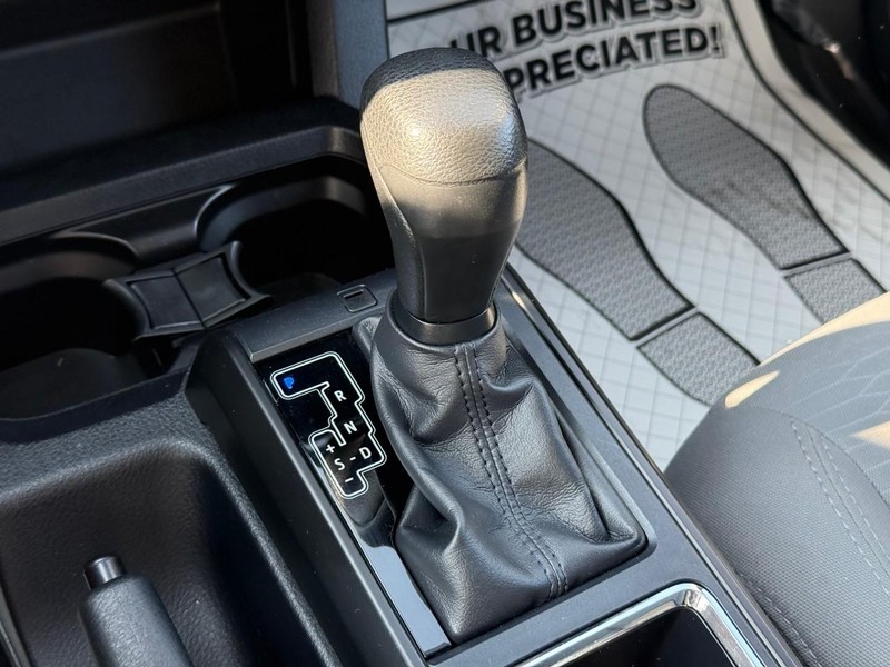 Toyota Tacoma 4WD Vehicle Full-screen Gallery Image 20