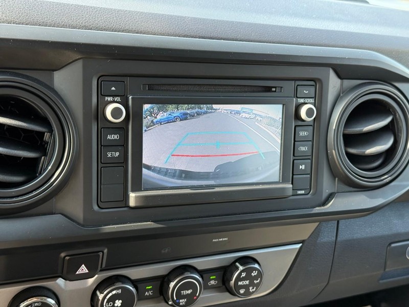 Toyota Tacoma 4WD Vehicle Full-screen Gallery Image 21