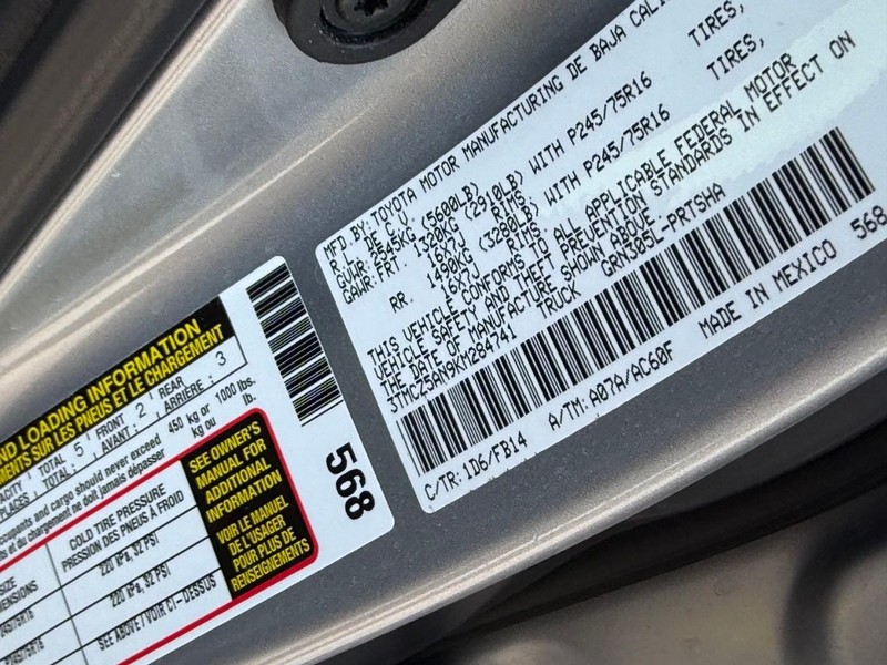 Toyota Tacoma 4WD Vehicle Full-screen Gallery Image 22