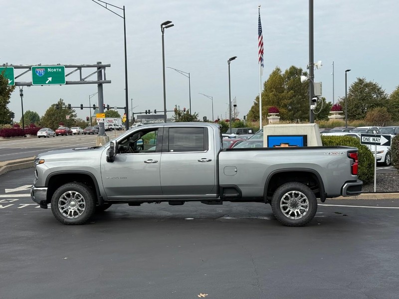 Chevrolet Silverado 3500HD Vehicle Full-screen Gallery Image 2