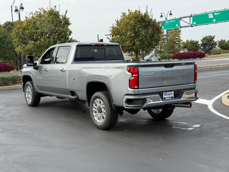 Chevrolet Silverado 3500HD Vehicle Full-screen Gallery Image 3