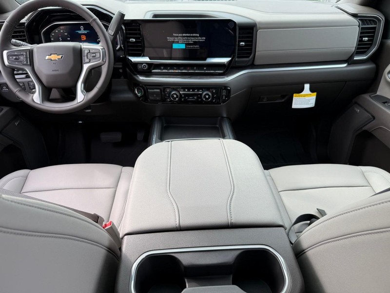 Chevrolet Silverado 3500HD Vehicle Full-screen Gallery Image 6