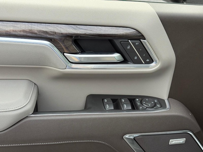 Chevrolet Silverado 3500HD Vehicle Full-screen Gallery Image 10