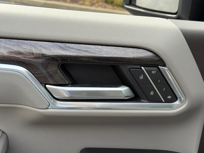 Chevrolet Silverado 3500HD Vehicle Full-screen Gallery Image 11