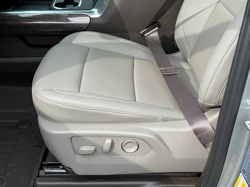 Chevrolet Silverado 3500HD Vehicle Full-screen Gallery Image 12