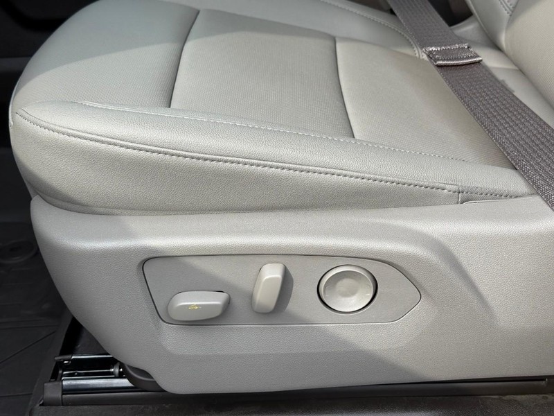 Chevrolet Silverado 3500HD Vehicle Full-screen Gallery Image 13