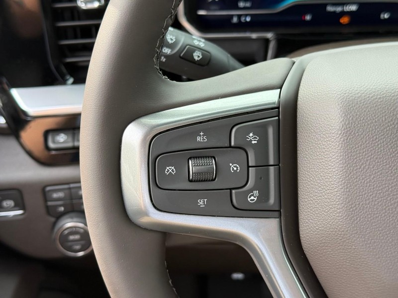 Chevrolet Silverado 3500HD Vehicle Full-screen Gallery Image 14