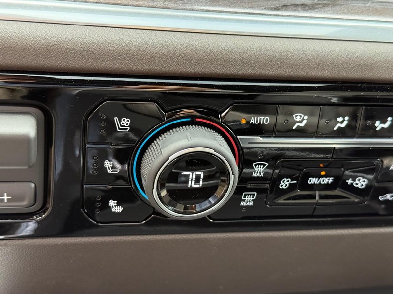 Chevrolet Silverado 3500HD Vehicle Full-screen Gallery Image 16