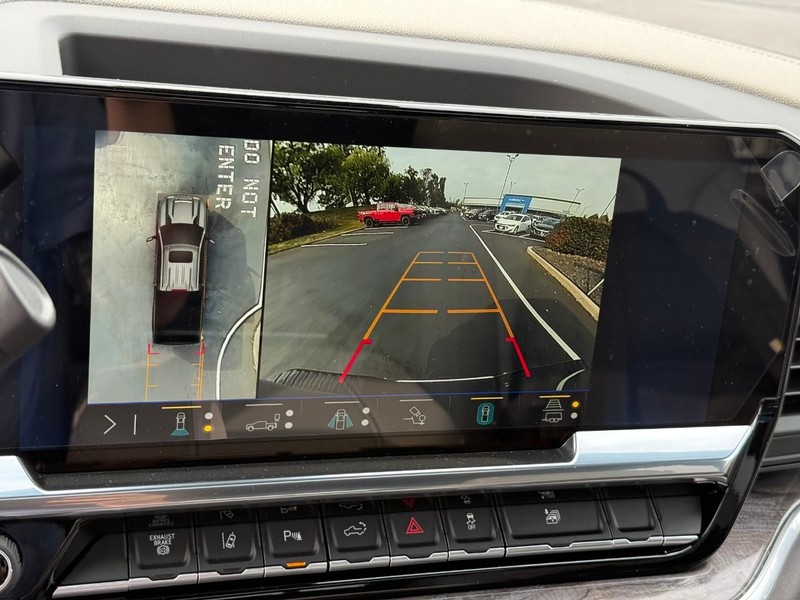 Chevrolet Silverado 3500HD Vehicle Full-screen Gallery Image 17