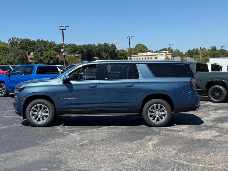 Chevrolet Suburban Vehicle Full-screen Gallery Image 2