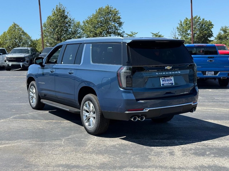 Chevrolet Suburban Vehicle Full-screen Gallery Image 3