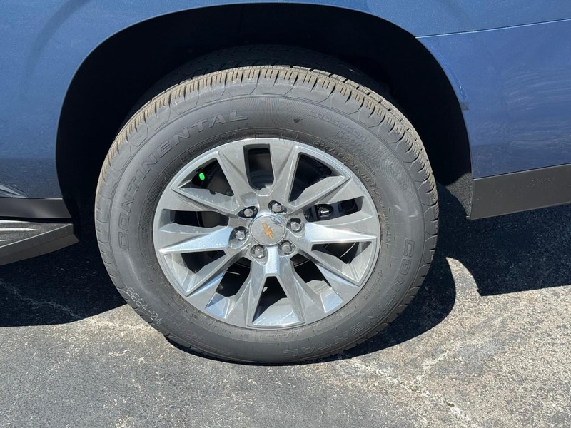 Chevrolet Suburban Vehicle Full-screen Gallery Image 4