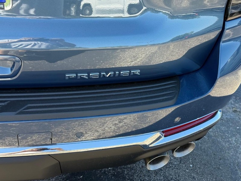 Chevrolet Suburban Vehicle Full-screen Gallery Image 5