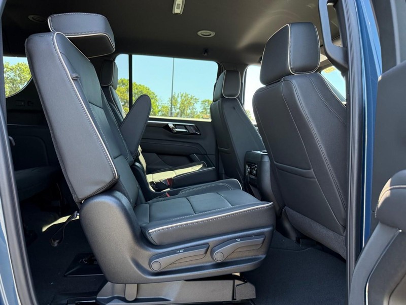 Chevrolet Suburban Vehicle Full-screen Gallery Image 6