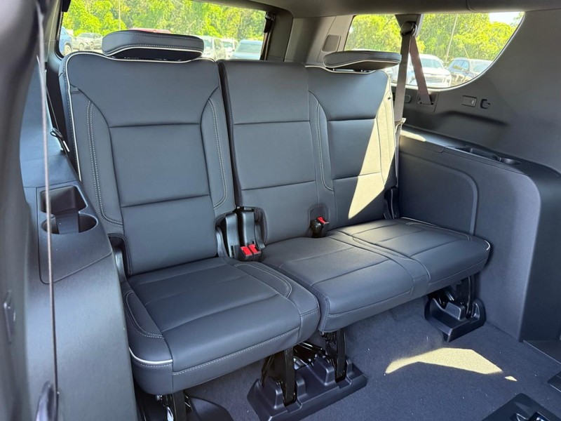 Chevrolet Suburban Vehicle Full-screen Gallery Image 7