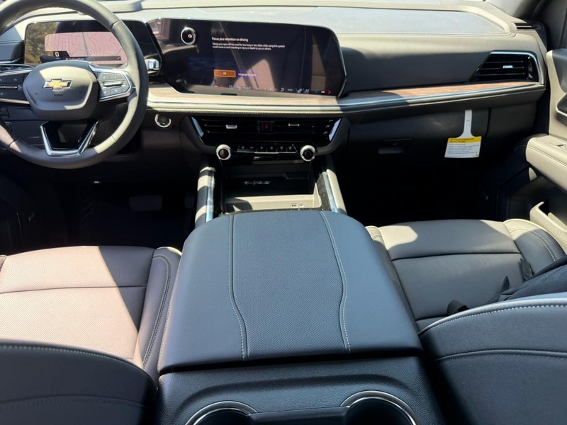 Chevrolet Suburban Vehicle Full-screen Gallery Image 8