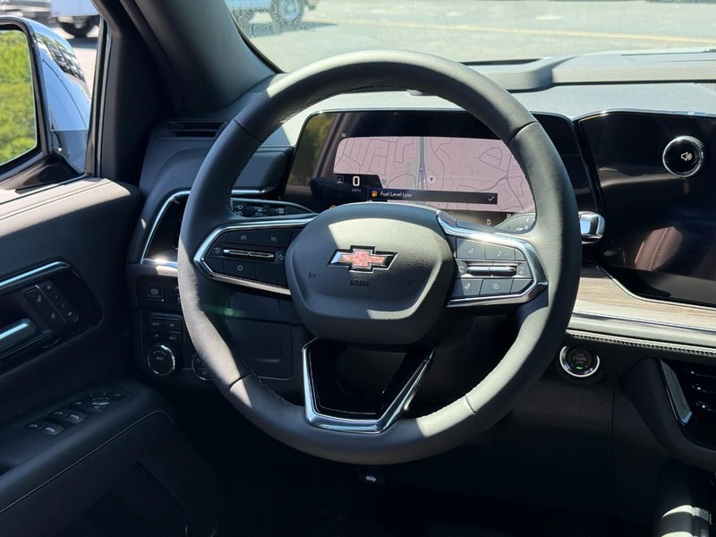 Chevrolet Suburban Vehicle Full-screen Gallery Image 9