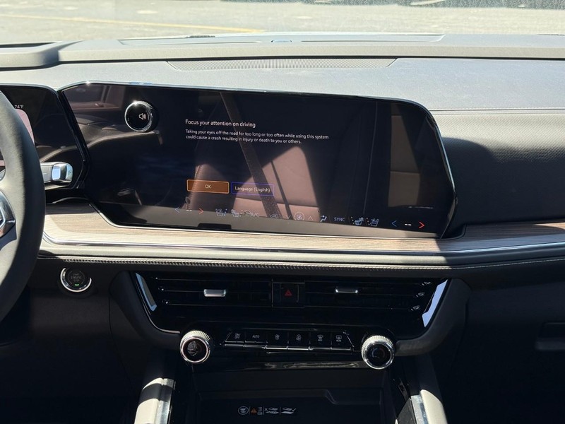 Chevrolet Suburban Vehicle Full-screen Gallery Image 10