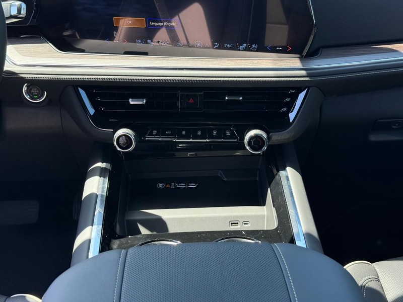 Chevrolet Suburban Vehicle Full-screen Gallery Image 11