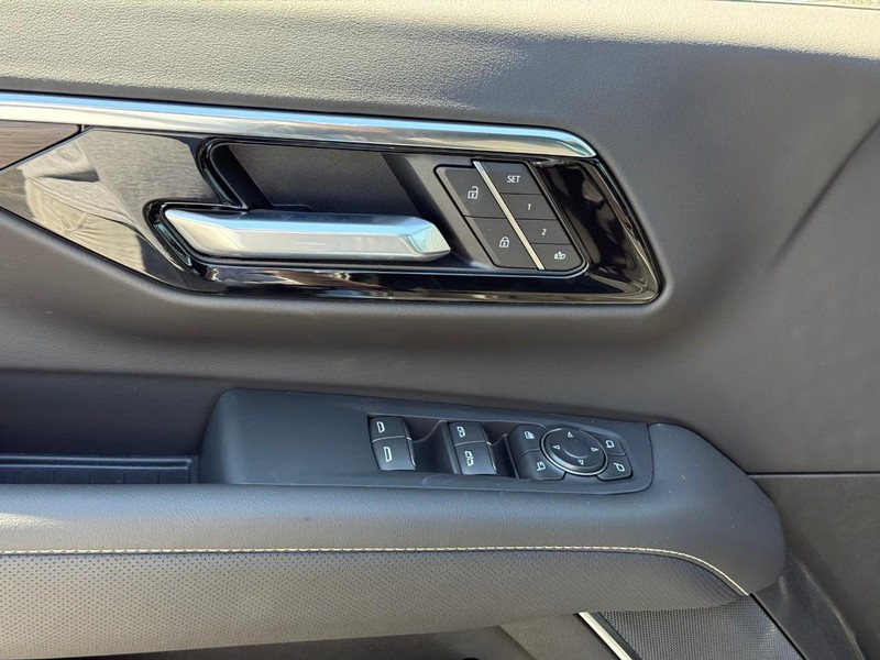 Chevrolet Suburban Vehicle Full-screen Gallery Image 12